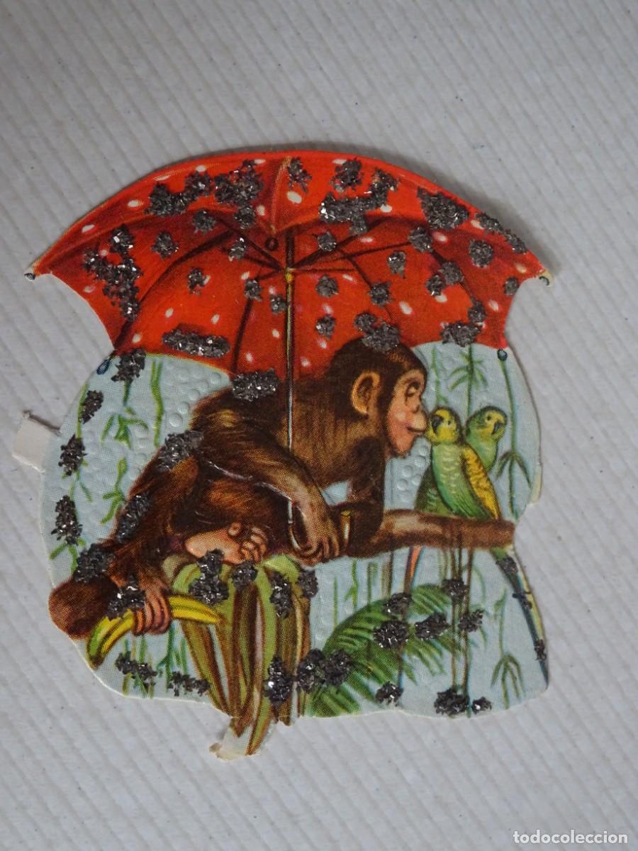Coleccionismo Cromos troquelados antiguos: ANTIGUO CROMO TROQUELADO, MONO CON PARAGUAS, VER FOTOS