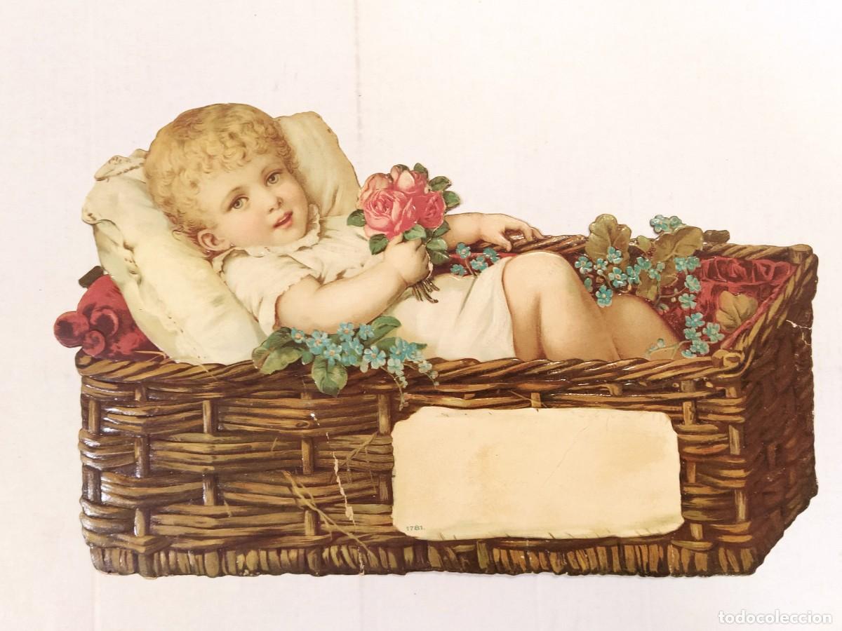 Coleccionismo Cromos troquelados antiguos: NI&Ntilde;O EN CAMASTRO DE MADERA CON FLORES - CROMO ANTIGUO TROQUELADO GRANDE -VER FOTOS-(V-28.216)