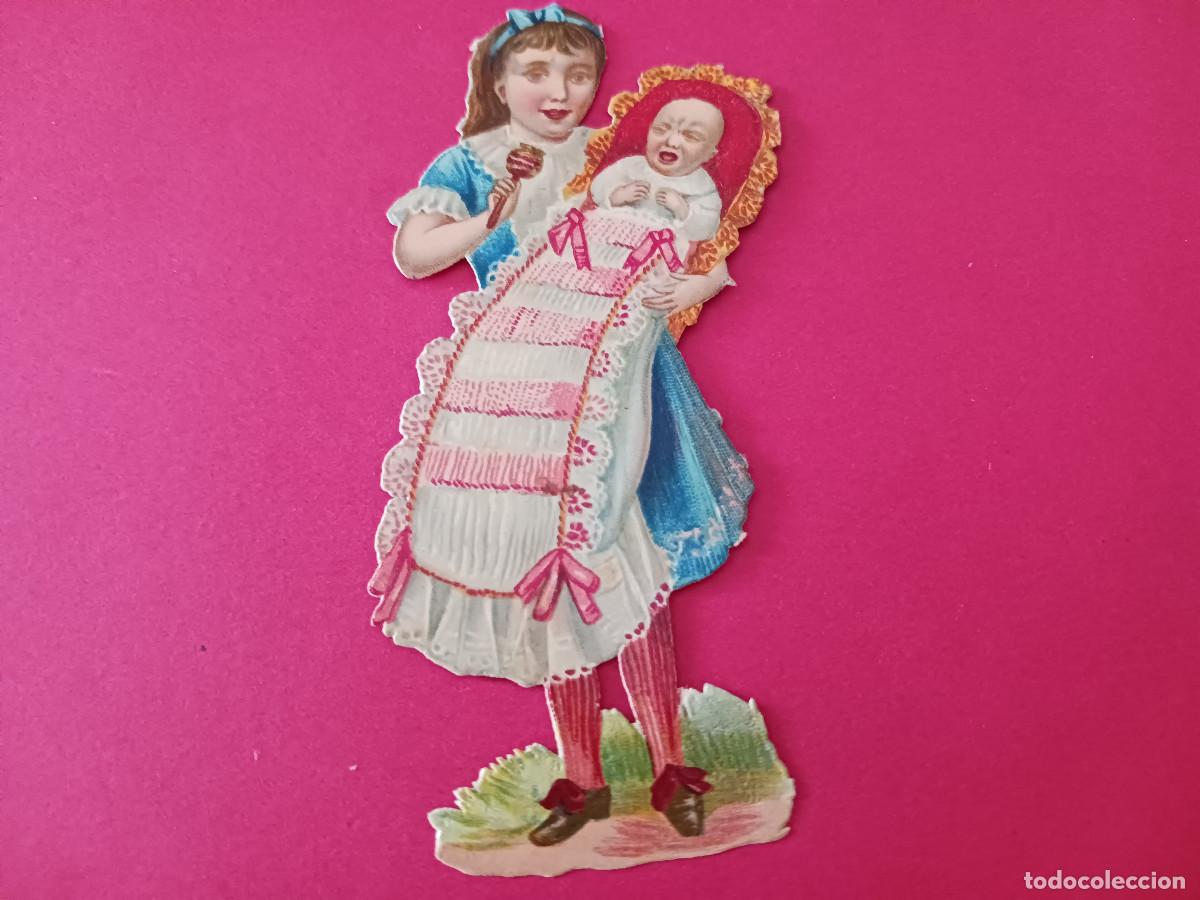 Coleccionismo cromos troquelados antiguos: cromo troquelado, chica con bebe y sonajero, sin nombre comercial