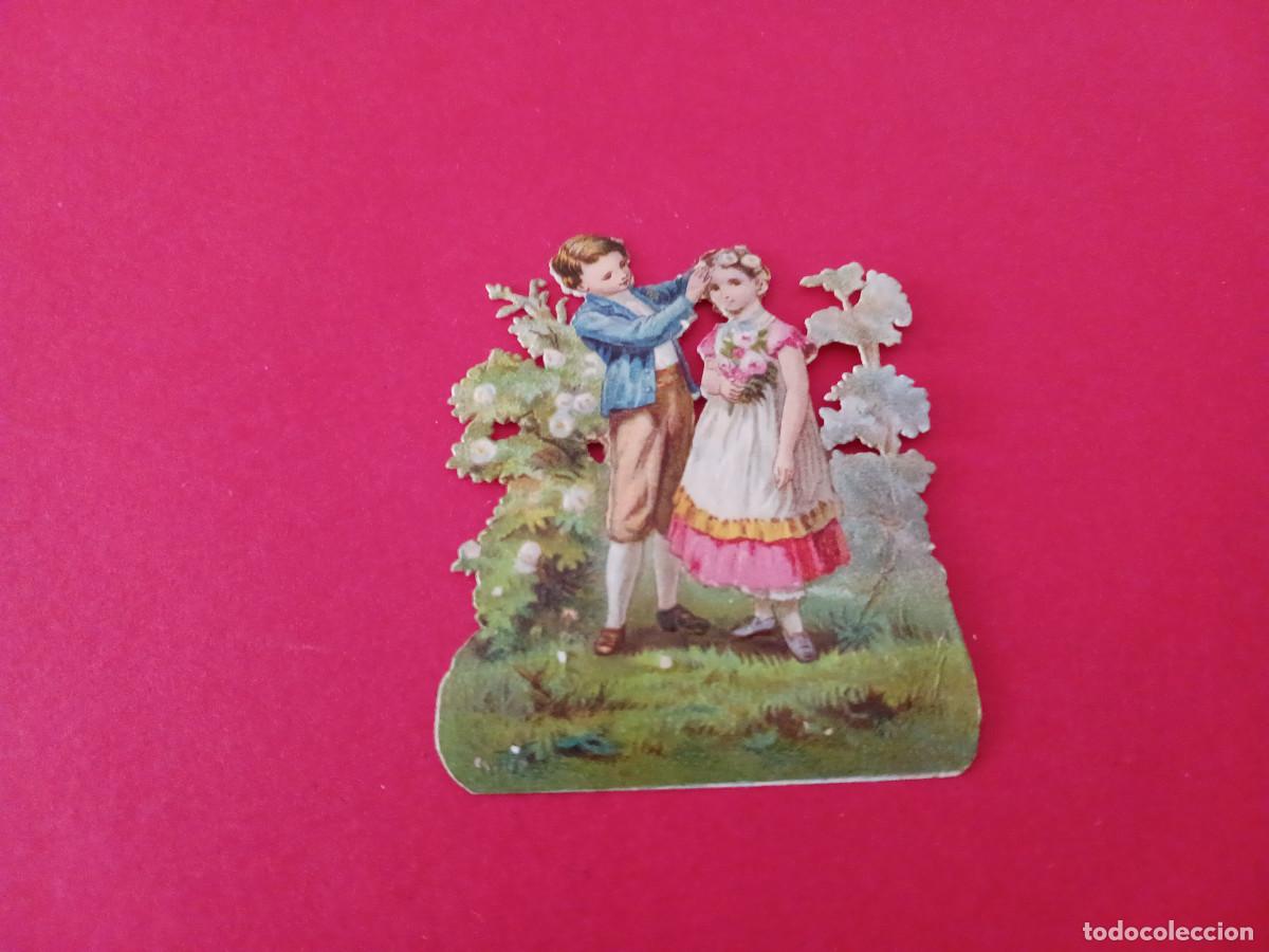 Coleccionismo cromos troquelados antiguos: cromo troquelado, pareja entre flores, sin nombre comercial