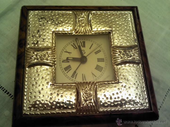 Despertadores antiguos: RELOJ DE PLATA Y MADERA CON CONTRASTE - Foto 1
