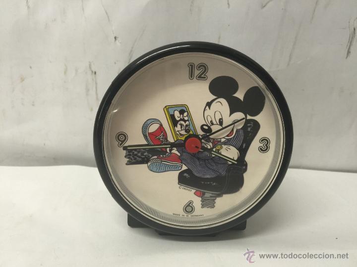 Despertadores antiguos: Reloj despertador a pilas de Mickey. - Foto 1
