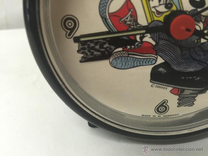 Despertadores antiguos: Reloj despertador a pilas de Mickey. - Foto 2