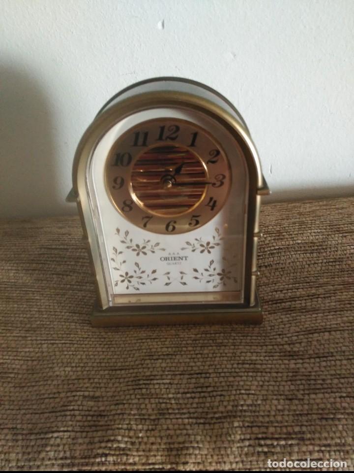 Despertadores antiguos: reloj de sobremesa orient metalico funciona - Foto 1