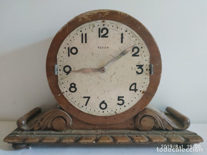 Despertadores antiguos: Antiguo reloj de madera marca Titan - Foto 1