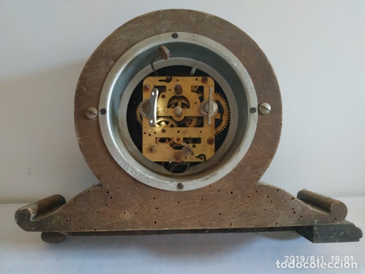 Despertadores antiguos: Antiguo reloj de madera marca Titan - Foto 2