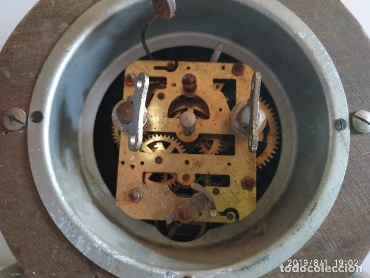 Despertadores antiguos: Antiguo reloj de madera marca Titan - Foto 3