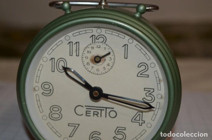 Despertadores antiguos: Antiguo reloj DESPERTADOR a cuerda / De METAL / Marca CERTTO - Fabricación ESPAÑOLA ¡Mira detalles! - Foto 2 - 227606425