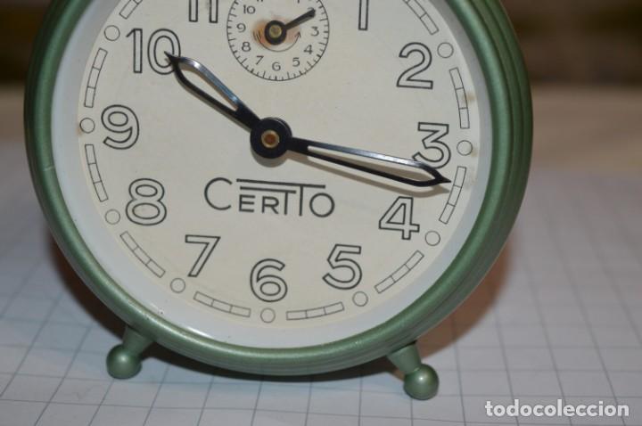 Despertadores antiguos: Antiguo reloj DESPERTADOR a cuerda / De METAL / Marca CERTTO - Fabricación ESPAÑOLA ¡Mira detalles! - Foto 3 - 227606425