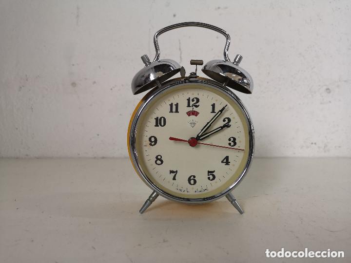 Despertadores antiguos: Reloj despertador , no funciona 17 cms alto - Foto 2
