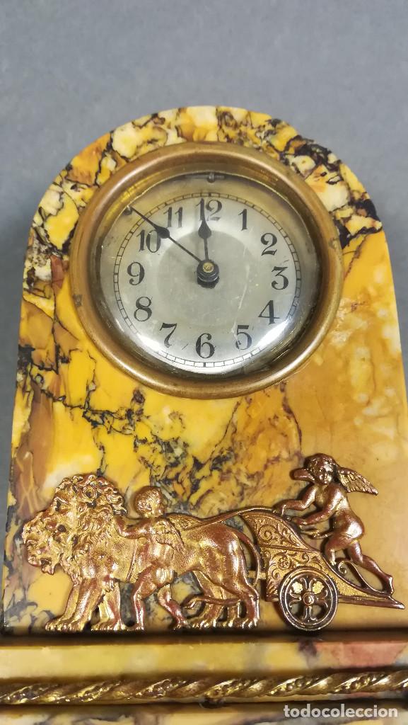 Despertadores antiguos: RELOJ DE CABECERA MARMOL AMARILLO Y LATON SIGLO XIX - Foto 2