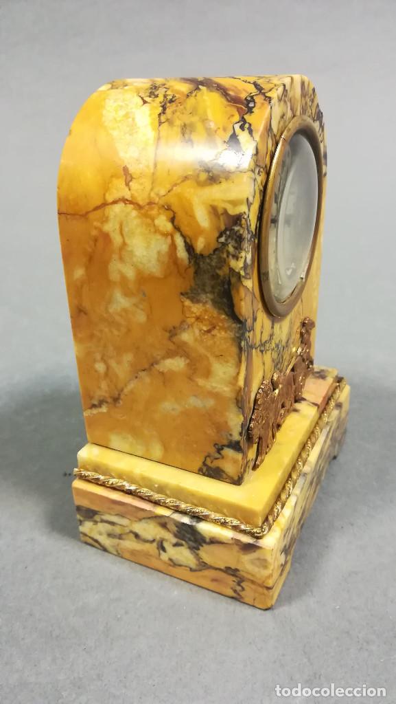 Despertadores antiguos: RELOJ DE CABECERA MARMOL AMARILLO Y LATON SIGLO XIX - Foto 5