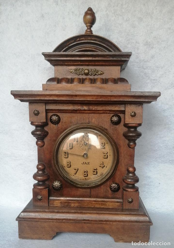 reloj-despertador de mesilla antiguo