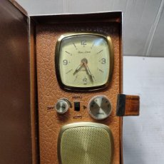 Despertadores antiguos: RADIO DESPERTADOR LIBRO DE VIAJE KENTON MADE IN HONG KONG FUNCIONANDO. Lote 377421464