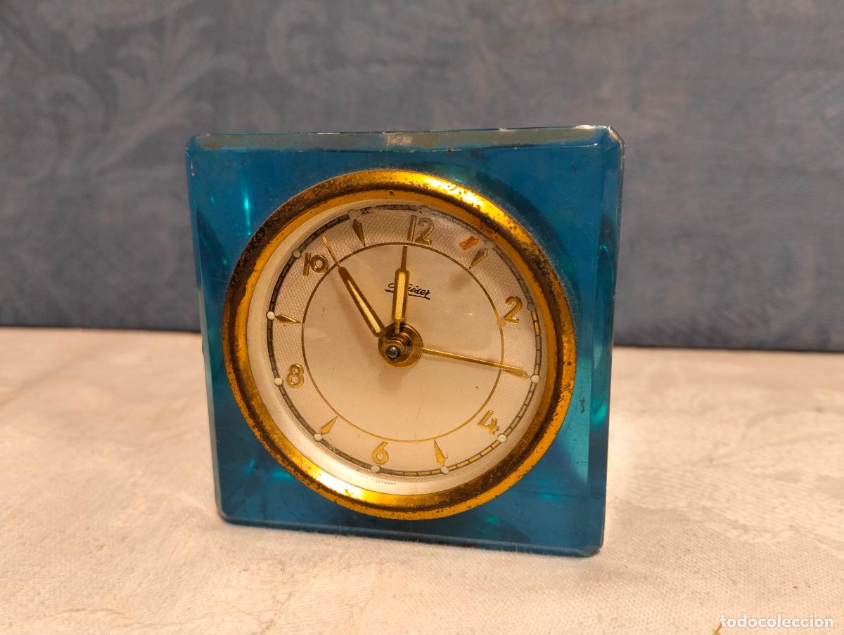 Despertadores antiguos: Reloj despertador de sobremesa antiguo o vintage marca Kaiser color azul dorado a&ntilde;os 60