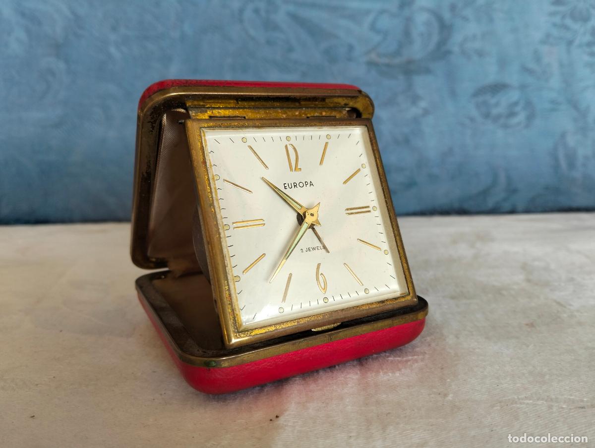Despertadores antigos: Reloj despertador de viaje antiguo funda roja europa 2 jewels metal color dorado vintage