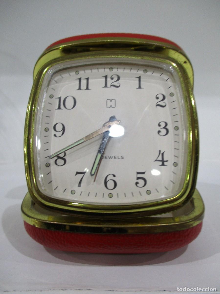 Sveglie antichi: RELOJ DESPERTADOR DE VIAJE - MARCA EUROPA 2 JEWELS - CAJA COLOR GRANATE - A&Ntilde;OS 50 / 60