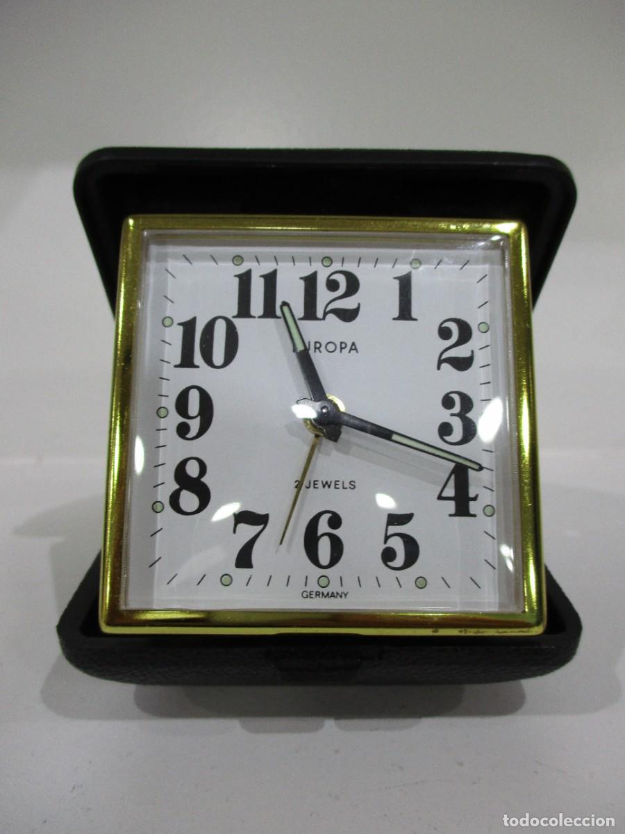Alte Wecker: RELOJ DESPERTADOR DE VIAJE - MARCA EUROPA 2 JEWELS - CAJA TIPO CLAMSHELL COLOR NEGRO - A&Ntilde;OS 60