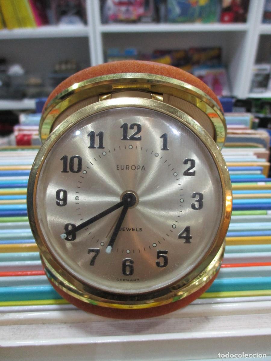 Despertadores antigos: RELOJ DESPERTADOR DE VIAJE - MARCA EUROPA 2 JEWELS - CAJA REDONDA COLOR OCRE - A&Ntilde;OS 60