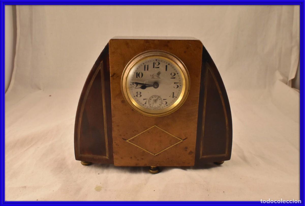 Despertadores antiguos: Reloj despertador de madera con marqueteria met&aacute;lica