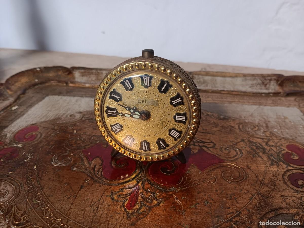 Despertadores antiguos: despertador mec&aacute;nico de mesa vintage de la marca Peter Uhren GmbH, fabricado en Alemania