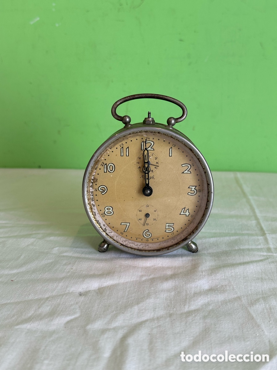 Despertadores antiguos: Antiguo reloj despertador mec&aacute;nico grande metal vintage estilo industrial