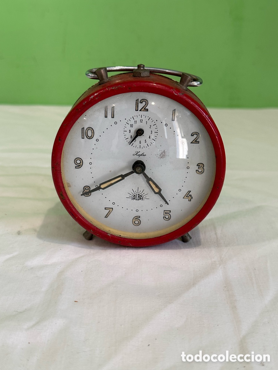 Despertadores antiguos: Antiguo reloj despertador ALBA rojo met&aacute;lico vintage funcionando