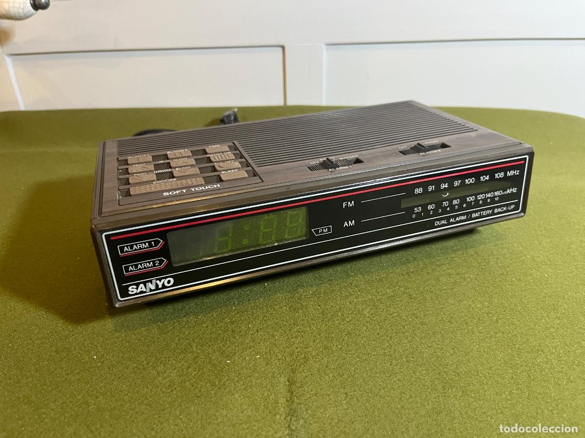 Despertadores antigos: Radiodespertador Sanyo RM 6400 AM/FM Dual Alarm vintage a&ntilde;os 80 reloj digital pantalla verde Soft To