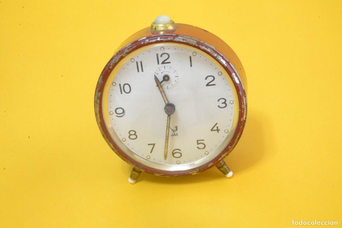 Despertadores antiguos: Reloj despertador a cuerda Jaz, un modelo franc&eacute;s vintage, funcionando