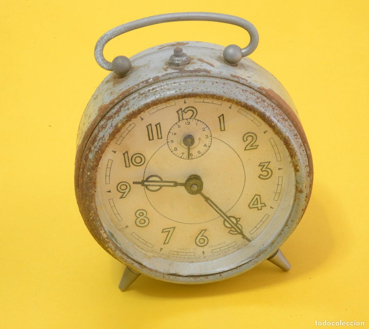 Despertadores antiguos: Despertador mec&aacute;nico vintage, p&aacute;tina desgastada