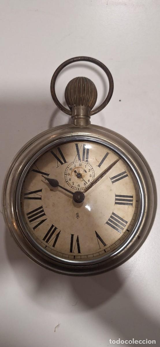 Despertadores antiguos: Reloj despertador grande imitando uno de bolsillo