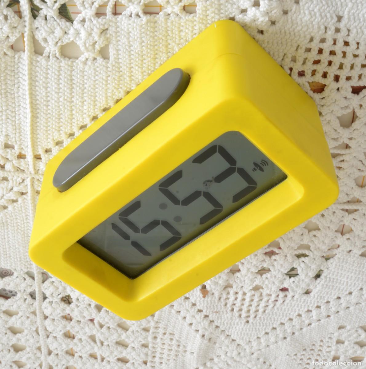 Despertadores antiguos: Reloj despertador amarillo Slabang, dise&ntilde;o minimalista