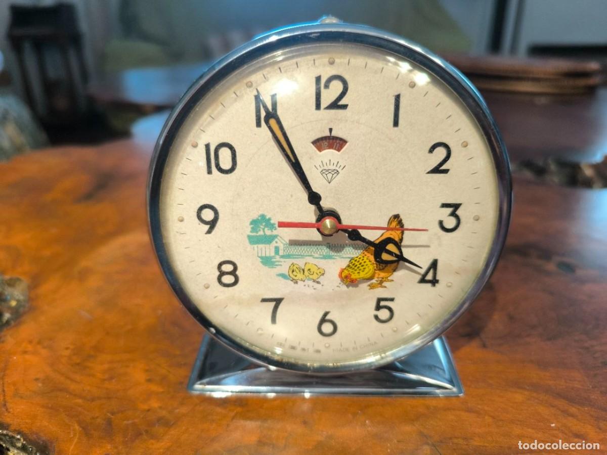 Despertadores antiguos: Vintage reloj despertador chino con GALLINA panda. A cuerda FUNCIONANDO