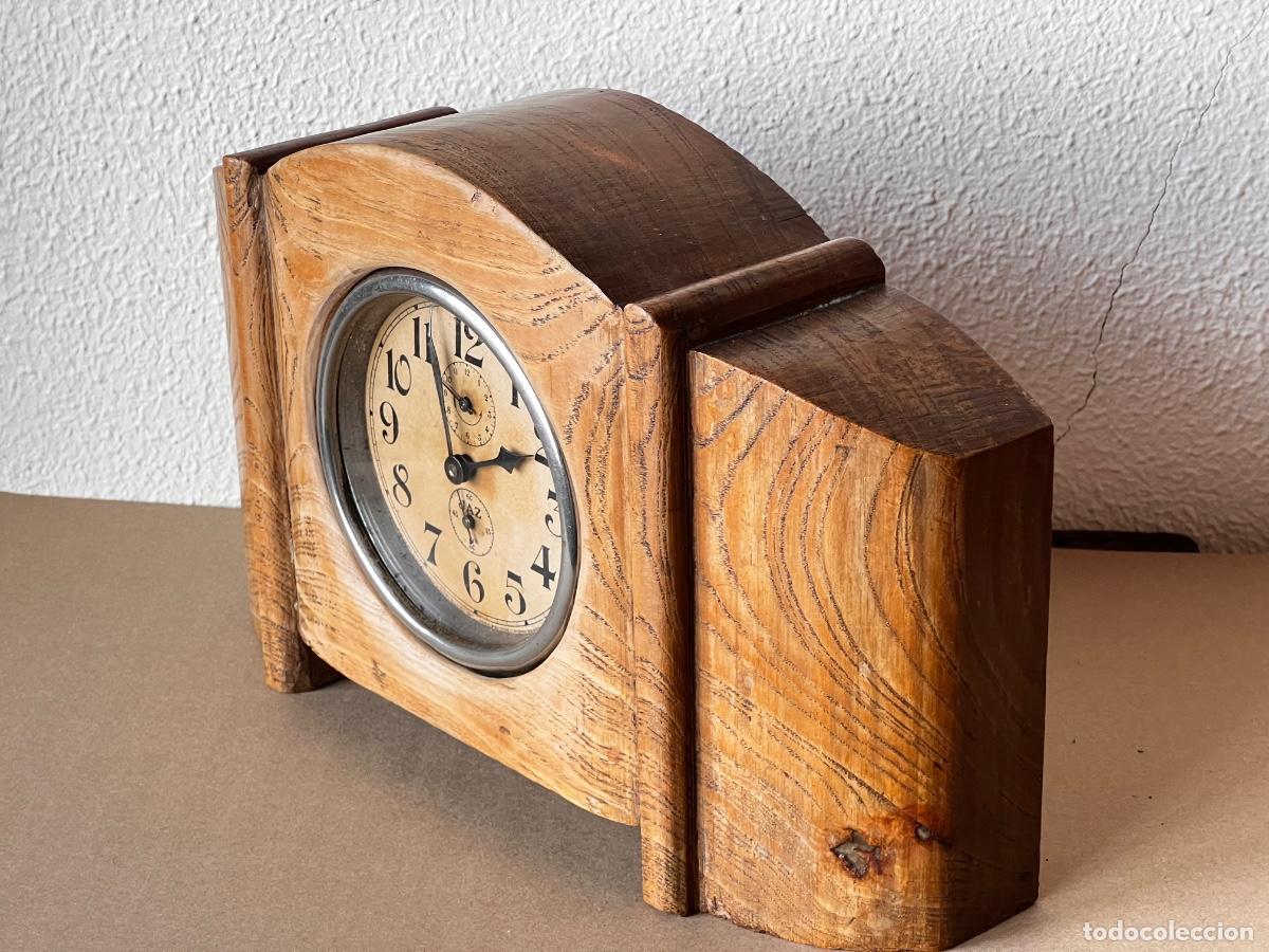 Despertadores antiguos: Reloj despertador JAZ de carga manual en marco de madera