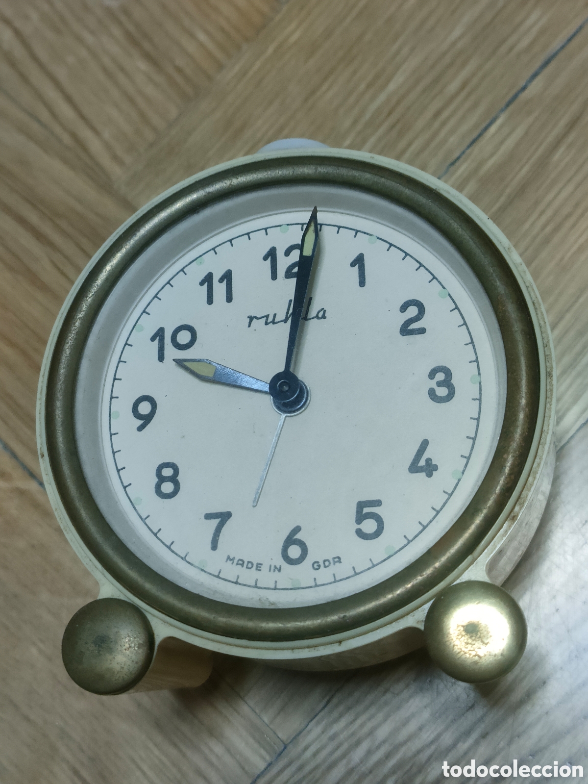 Despertadores antiguos: Antiguo reloj despertador mec&aacute;nico vintage color crema de la marca Ruhla. A&ntilde;os 60 o 70