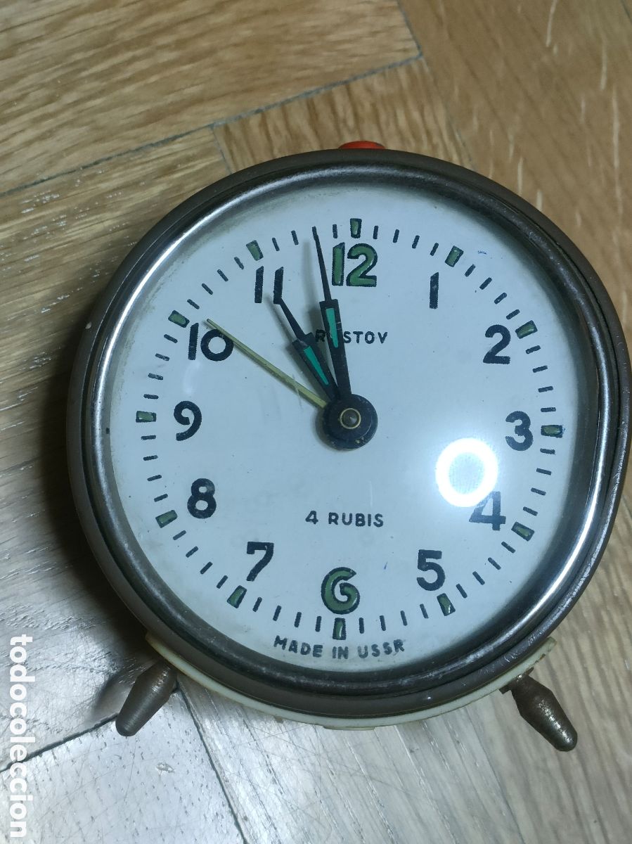 Despertadores antiguos: Antiguo reloj despertador mec&aacute;nico antiguo de la marca Rostov, fabricado en URSS. A&ntilde;os 60 o 70.