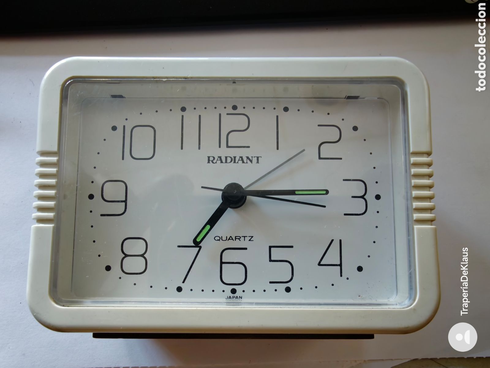 Despertadores antiguos: Reloj despertador de sobremesa/mesilla de estilo retro (d&eacute;cadas de 1970 - 1980) Radiant - car39