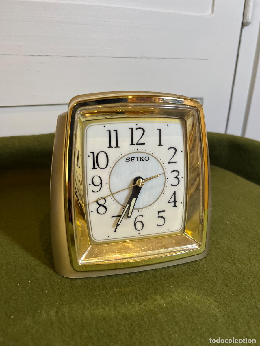 Despertadores antiguos: Antiguo reloj despertador SEIKO Quartz Ref. QXE013G dorado y beige &ndash; Reloj de sobremesa vintage japo