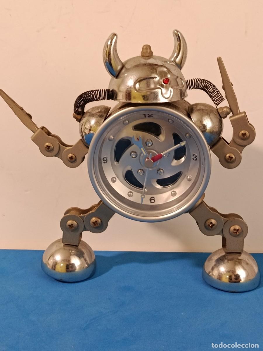 Despertadores antiguos: RELOJ DESPERTADOR CON FORMA DE ROBOT