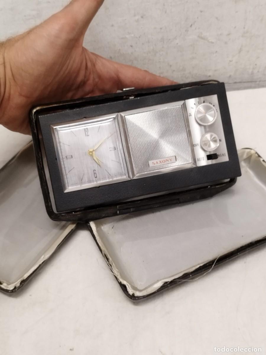 Despertadores antiguos: Antigua radio reloj despertador de viaje Saxony. A restaurar o para piezas.