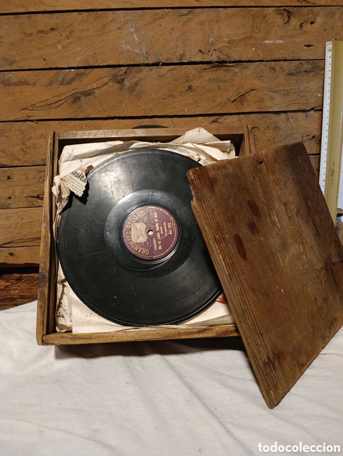 Discos de pizarra: Lote de 25 vinilos con caja de madera.