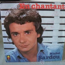 Discos de vinilo: SINGLE MICHEL SARDOU, EN CHANTANT / A DES ANNÉES D´ICI, AÑO 1978, VINILO MUY BIEN