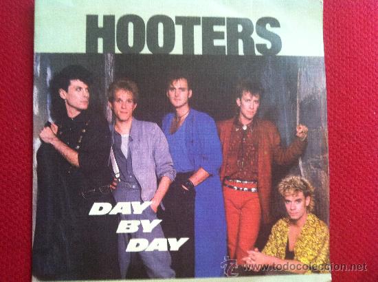 Discos de vinilo: 7&rdquo; SINGLE - HOOTERS - DAY BY DAY - Foto 1