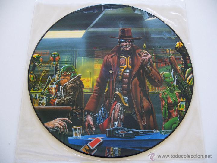 Discos de vinilo: Iron Maiden. Maxi single. Picture disc. Stranger in a strange land. Edici&oacute;n inglesa EMIP 5589B
