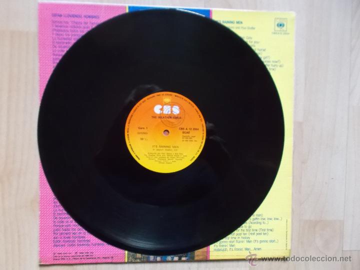 Discos de vinilo: THE WEATHER GRILS - IT&acute;S RAINING MEN 1982 - Foto 2