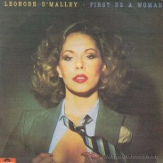 Discos de vinilo: LEONORE O'MALLEY - FIRST BE A WOMAN - SINGLE ESPAÑOL DE VINILO 