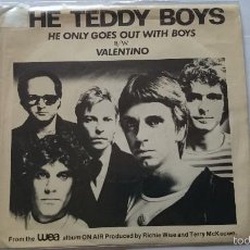 Discos de vinilo: THE TEDDY BOYS - HE ONLY GOES OUT WITH BOYS / VALENTINO (EDIC. UK 1980). Lote 57315510