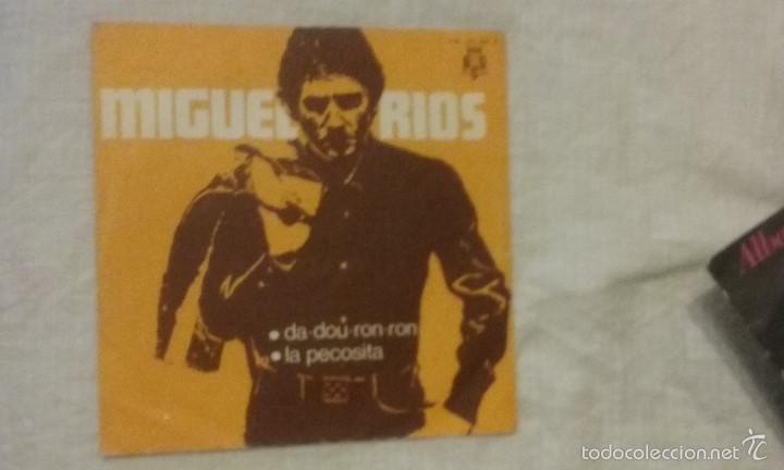 Discos de vinilo: DISCOS SINGLE RAPHAEL-VICTOR MANUEL-MIGUEL RIOS- FORMULA V - Foto 3