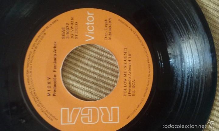 Discos de vinilo: MICKY - EL CHICO DE LA ARM&Oacute;NICA - S&Iacute;GUEME -Raro VERSION EN INGLES - Foto 4