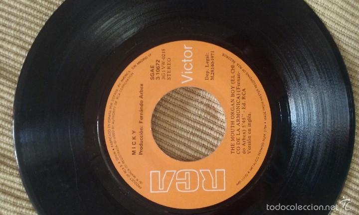 Discos de vinilo: MICKY - EL CHICO DE LA ARM&Oacute;NICA - S&Iacute;GUEME -Raro VERSION EN INGLES - Foto 5